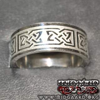 Ring with celtic knots